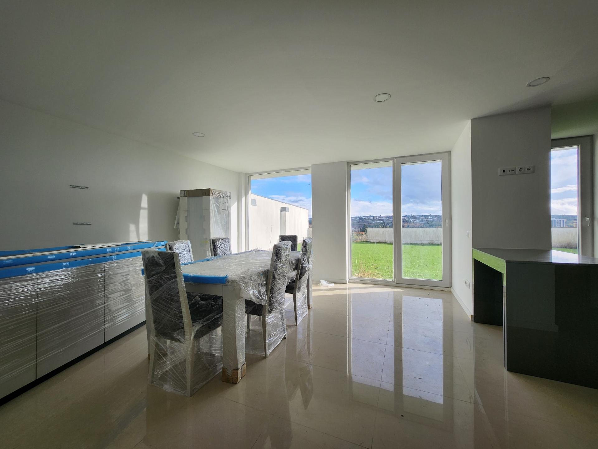 Andar de Moradia T5 com Terraço e Quintal no Centro de Vila Real