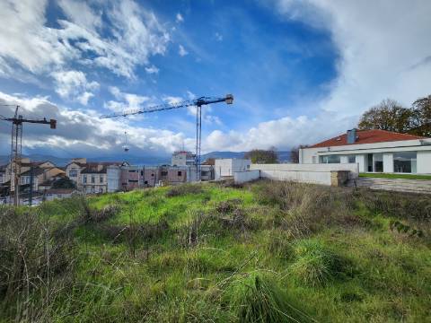 Andar de Moradia T5 com Terraço e Quintal no Centro de Vila Real