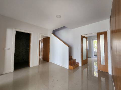 Andar de Moradia T5 com Terraço e Quintal no Centro de Vila Real