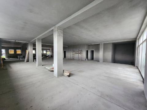 Loja de 770m2 Junto ao Mercado Municipal em Vila Real