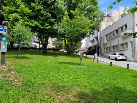 Prédio com Loja Comercial e Habitação T5 no Centro de Vila Real