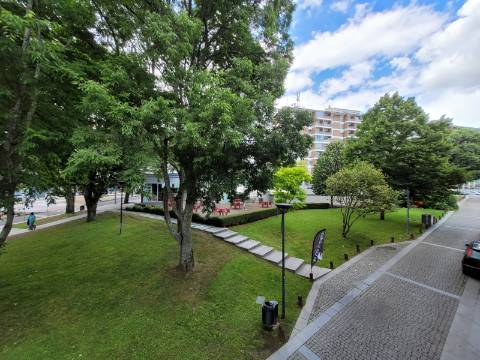 Prédio com Loja Comercial e Habitação T5 no Centro de Vila Real