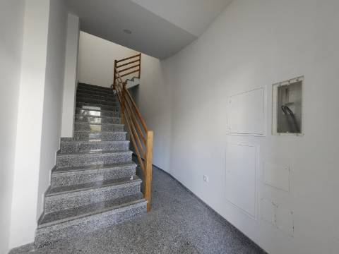 Prédio com Loja Comercial e Habitação T5 no Centro de Vila Real