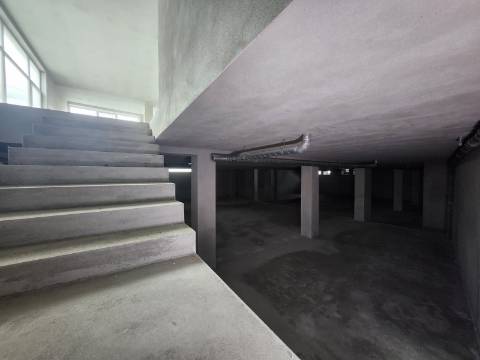 Prédio com Loja Comercial e Habitação T5 no Centro de Vila Real