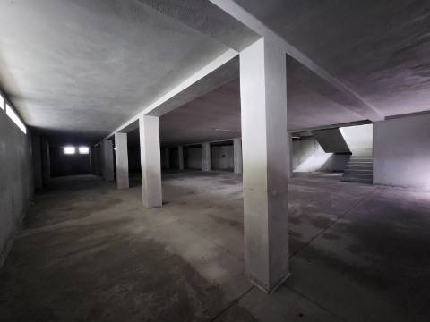 Prédio com Loja Comercial e Habitação T5 no Centro de Vila Real