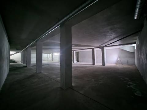 Prédio com Loja Comercial e Habitação T5 no Centro de Vila Real