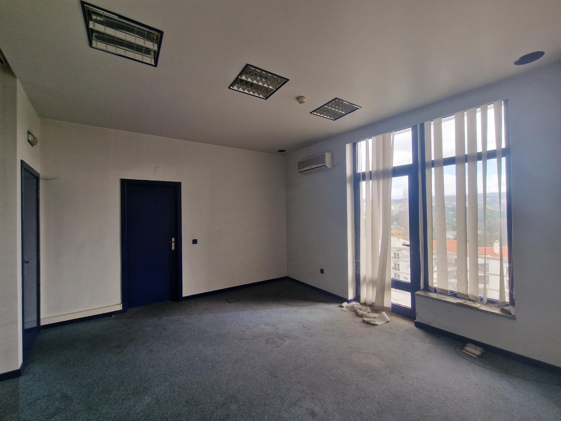 Loja com 2 frentes na Av. Aureliano Barrigas | Vila Real