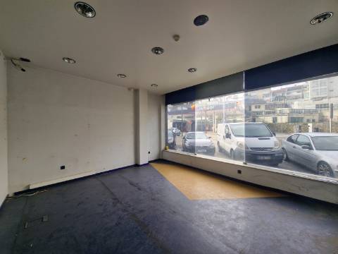 Loja com 2 frentes na Av. Aureliano Barrigas | Vila Real