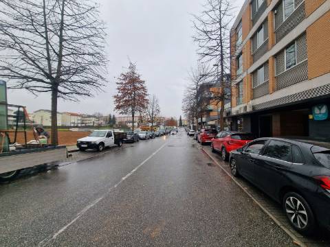 Loja na Rua Doutor José Figueiredo em Vila Real