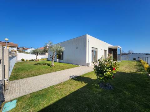 Moradia T4 Seminova de 4 Frentes com Classe Energética A+