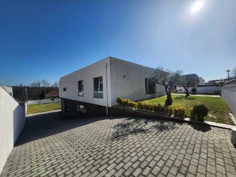 Moradia T4 Seminova de 4 Frentes com Classe Energética A+