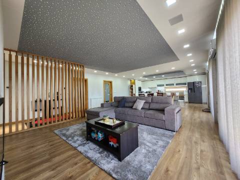 Moradia T4 Seminova de 4 Frentes com Classe Energética A+