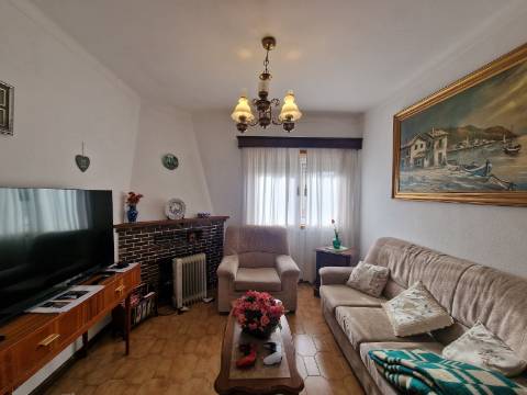 Moradia T4 mobilada e equipada na Rua Santo Condestável