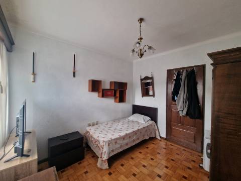 Moradia T4 mobilada e equipada na Rua Santo Condestável