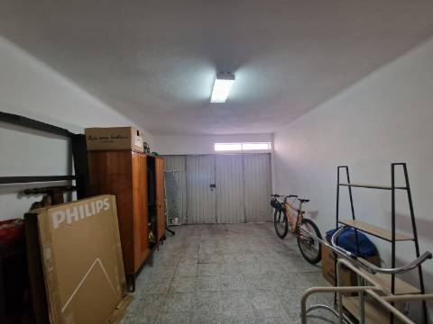 Moradia T4 mobilada e equipada na Rua Santo Condestável