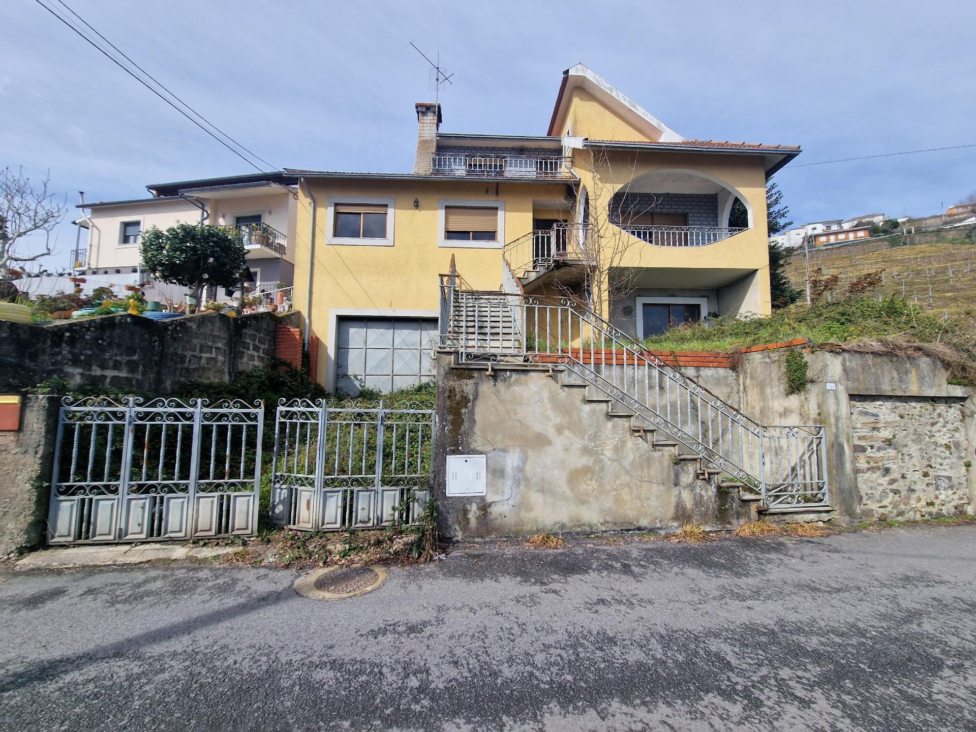 Moradia com 3 Pisos e Logradouro em Loureiro, Peso da Régua