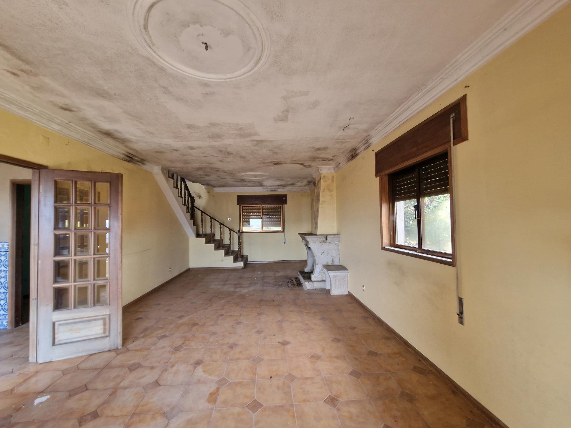 Moradia com 3 Pisos e Logradouro em Loureiro, Peso da Régua