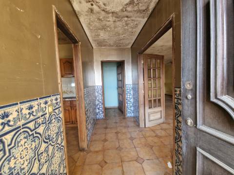 Moradia com 3 Pisos e Logradouro em Loureiro, Peso da Régua