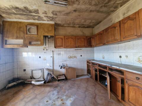 Moradia com 3 Pisos e Logradouro em Loureiro, Peso da Régua