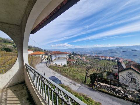 Moradia com 3 Pisos e Logradouro em Loureiro, Peso da Régua