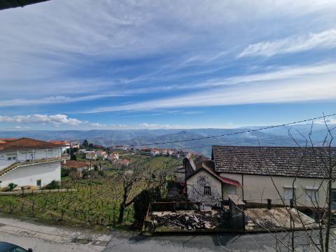 Moradia com 3 Pisos e Logradouro em Loureiro, Peso da Régua