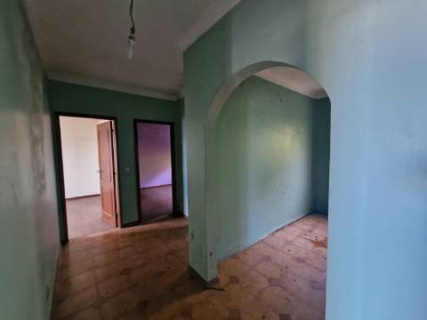 Moradia com 3 Pisos e Logradouro em Loureiro, Peso da Régua