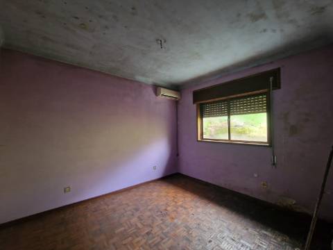 Moradia com 3 Pisos e Logradouro em Loureiro, Peso da Régua