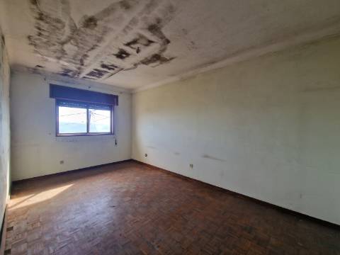 Moradia com 3 Pisos e Logradouro em Loureiro, Peso da Régua