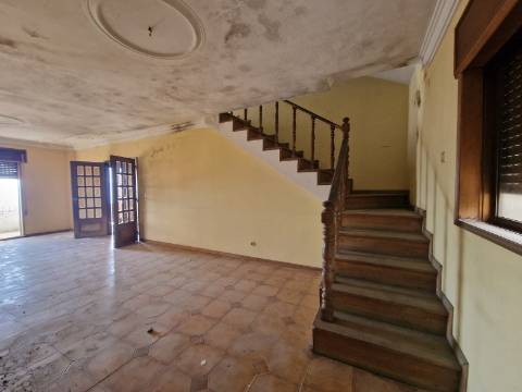 Moradia com 3 Pisos e Logradouro em Loureiro, Peso da Régua