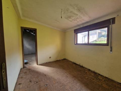 Moradia com 3 Pisos e Logradouro em Loureiro, Peso da Régua