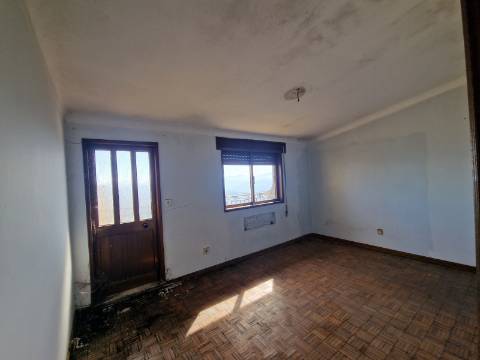 Moradia com 3 Pisos e Logradouro em Loureiro, Peso da Régua