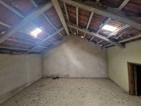 Moradia com 3 Pisos e Logradouro em Loureiro, Peso da Régua