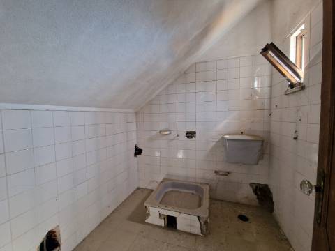 Moradia com 3 Pisos e Logradouro em Loureiro, Peso da Régua