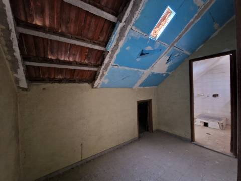 Moradia com 3 Pisos e Logradouro em Loureiro, Peso da Régua