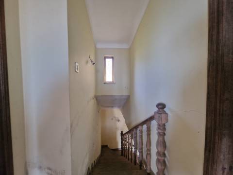 Moradia com 3 Pisos e Logradouro em Loureiro, Peso da Régua