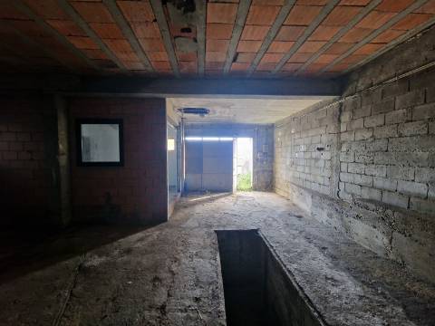 Moradia com 3 Pisos e Logradouro em Loureiro, Peso da Régua