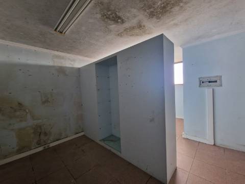 Moradia com 3 Pisos e Logradouro em Loureiro, Peso da Régua