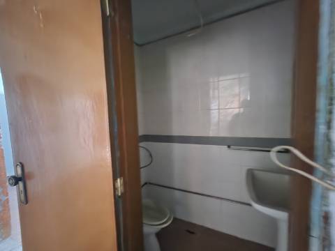 Moradia com 3 Pisos e Logradouro em Loureiro, Peso da Régua