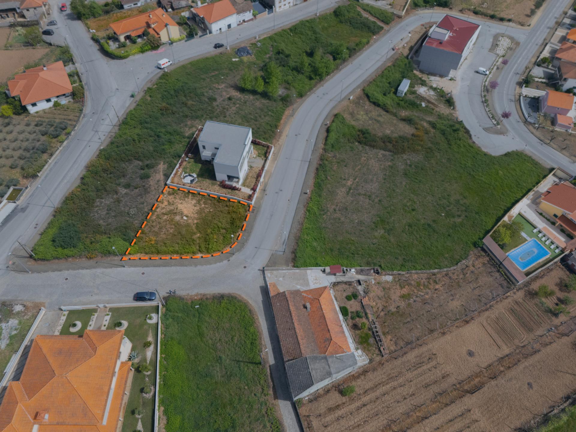 Lote em Sabrosa para Construção de Moradia com 4 Frentes