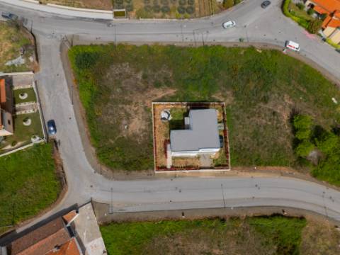 Lote em Sabrosa para Construção de Moradia com 4 Frentes