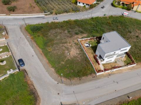 Lote em Sabrosa para Construção de Moradia com 4 Frentes