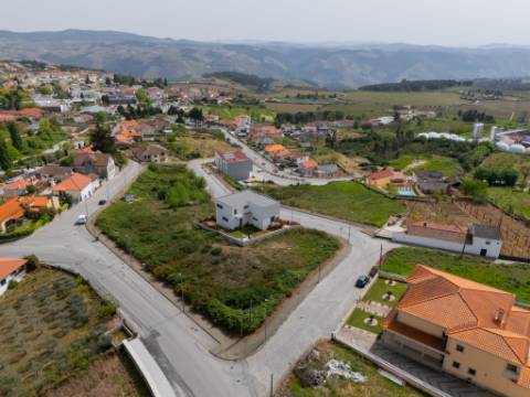 Lote em Sabrosa para Construção de Moradia com 4 Frentes