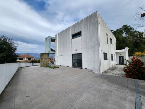 Moradia T4 a 1 Minuto do Centro Escolar na Vila de Mouçós