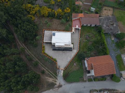 Moradia T4 a 1 Minuto do Centro Escolar na Vila de Mouçós