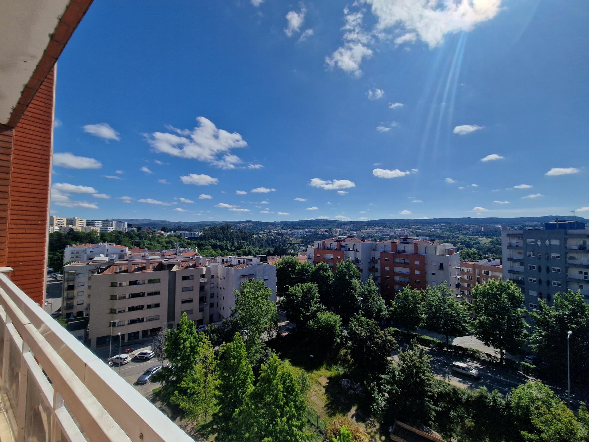 T3 com vistas desafogadas na Av. Aureliano Barrigas, Vila Real