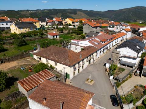 Moradia Brasonada e Terreno no Alto Douro Vinhateiro