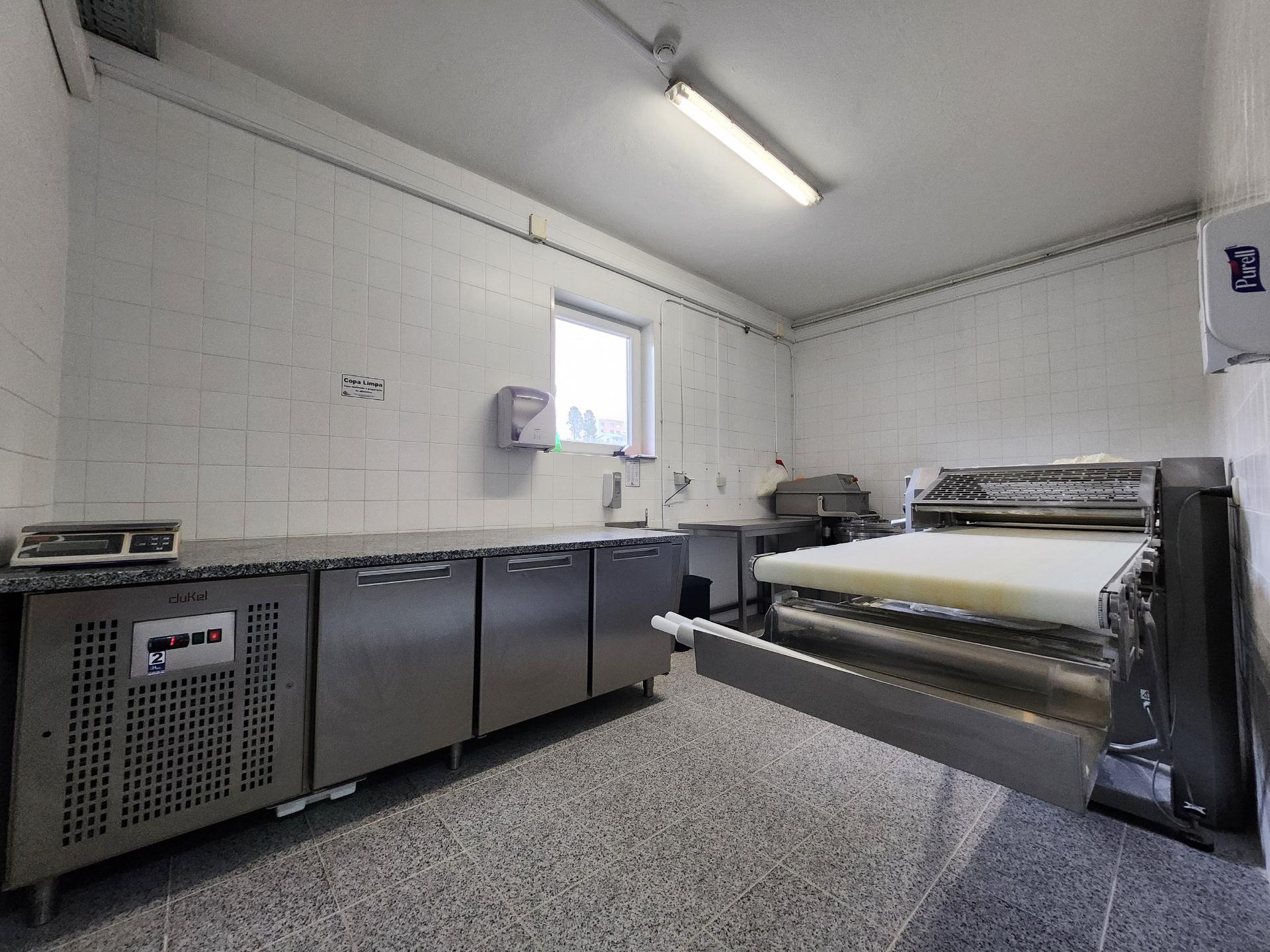 Trespasse de Fábrica Industrial de Pastelaria e Congelados de Carne