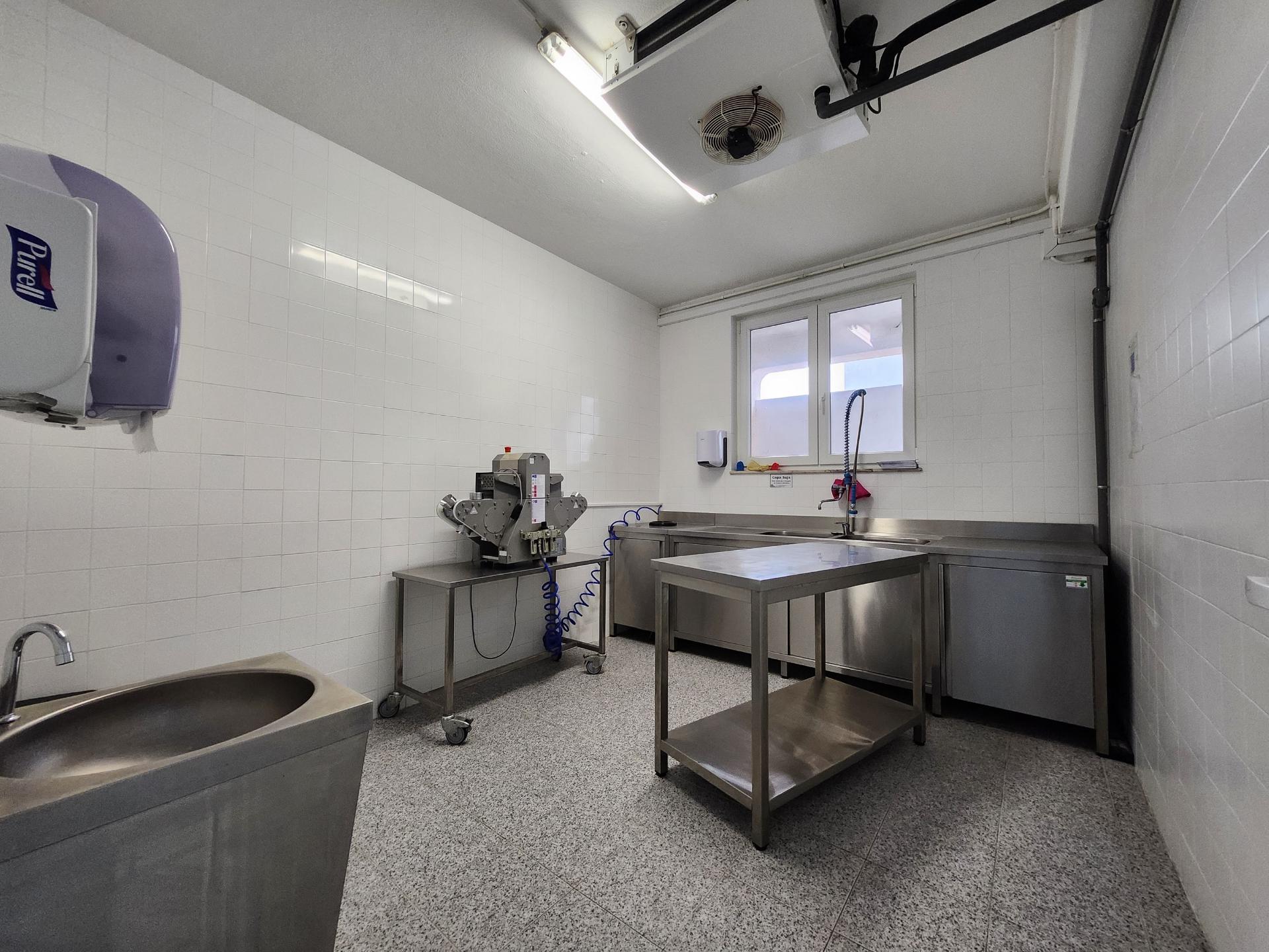 Trespasse de Fábrica Industrial de Pastelaria e Congelados de Carne