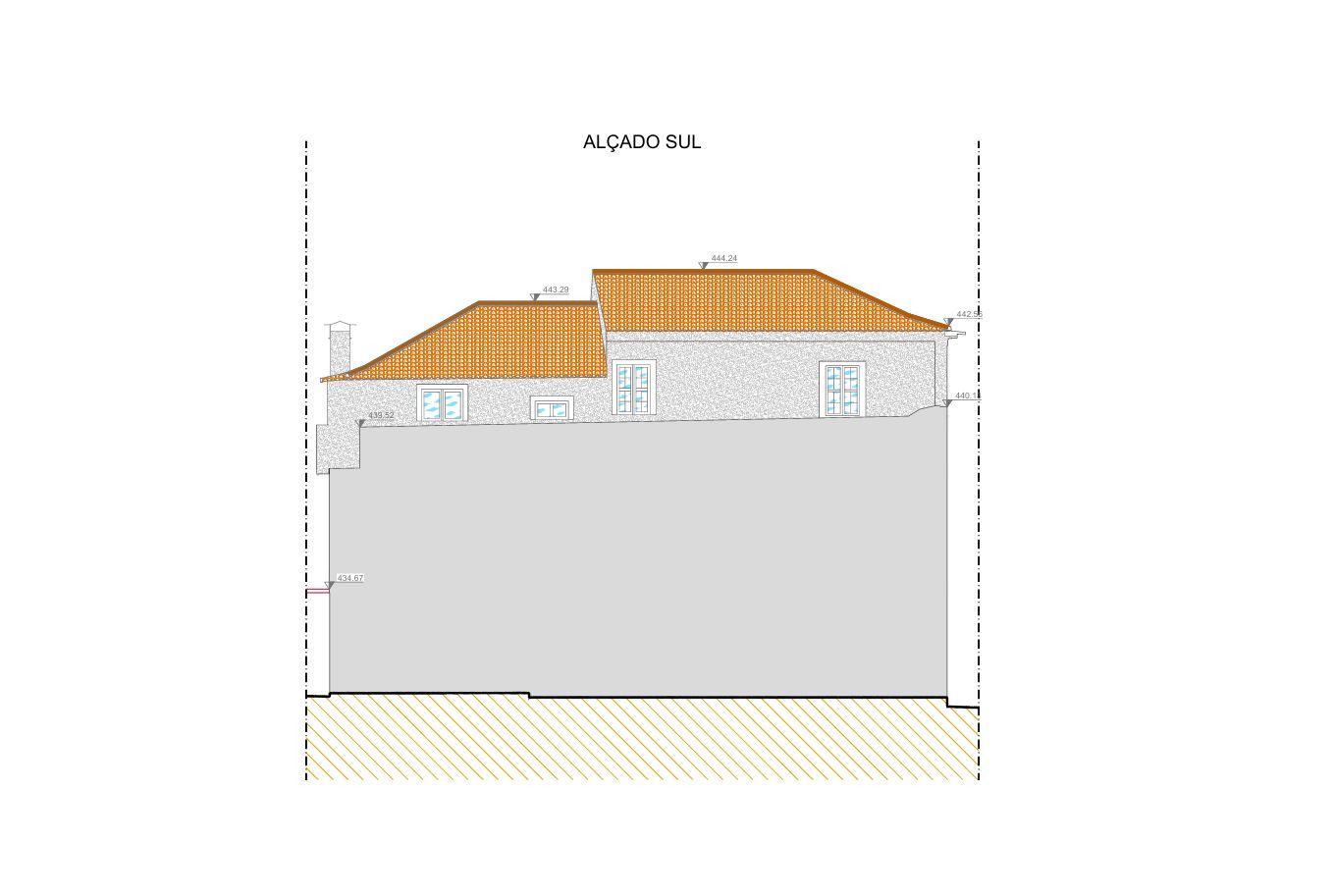 Prédio no Centro Histórico de Vila Real c/ Loja, Habitação e Logradouro