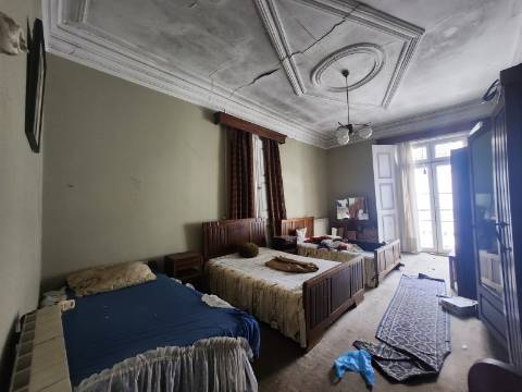 Prédio no Centro Histórico de Vila Real c/ Loja, Habitação e Logradouro